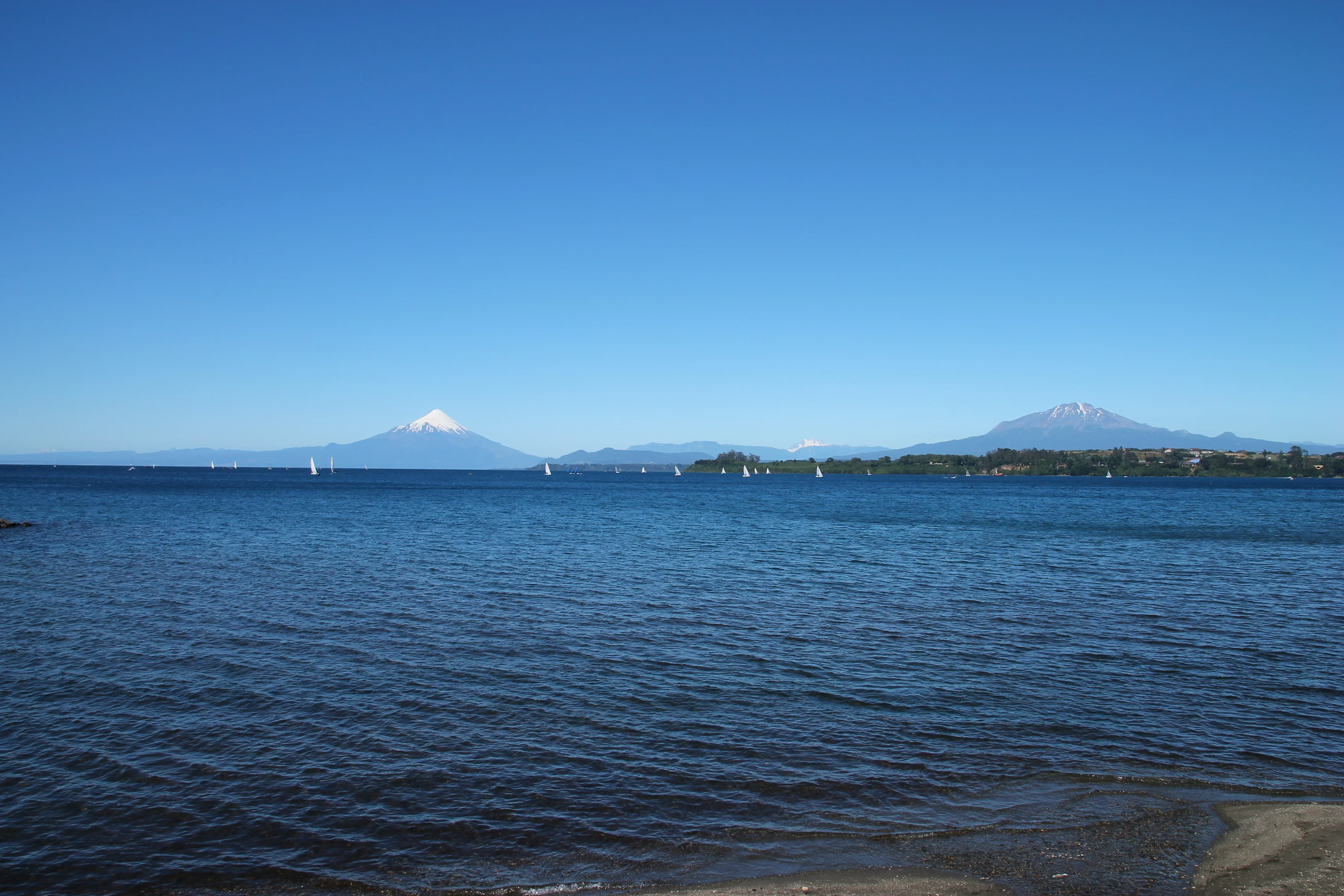 Puerto Varas con el volcán Osorno