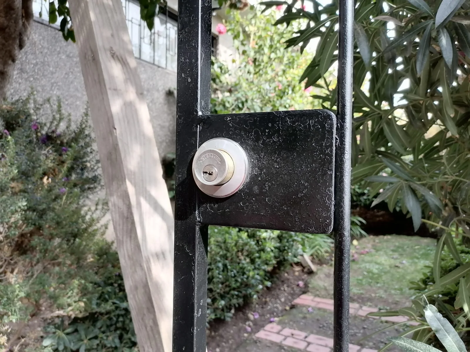Técnico MULTISERVICE instalando una cerradura a domicilio