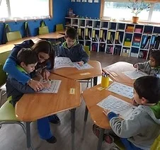 Alumnos trabajando en clase