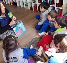 Alumnos trabajando en clase de inglés