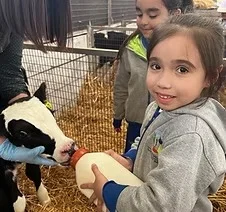 Alumnos trabajando en el huerto del colegio