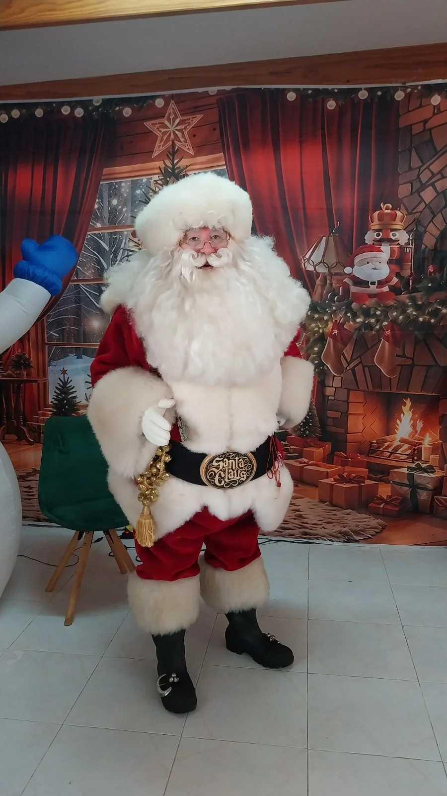 El Viejito Pascuero en un evento corporativo con árbol de Navidad