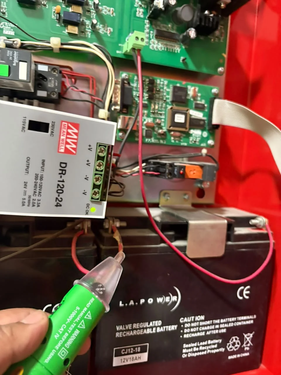 Electricista en tablero eléctrico